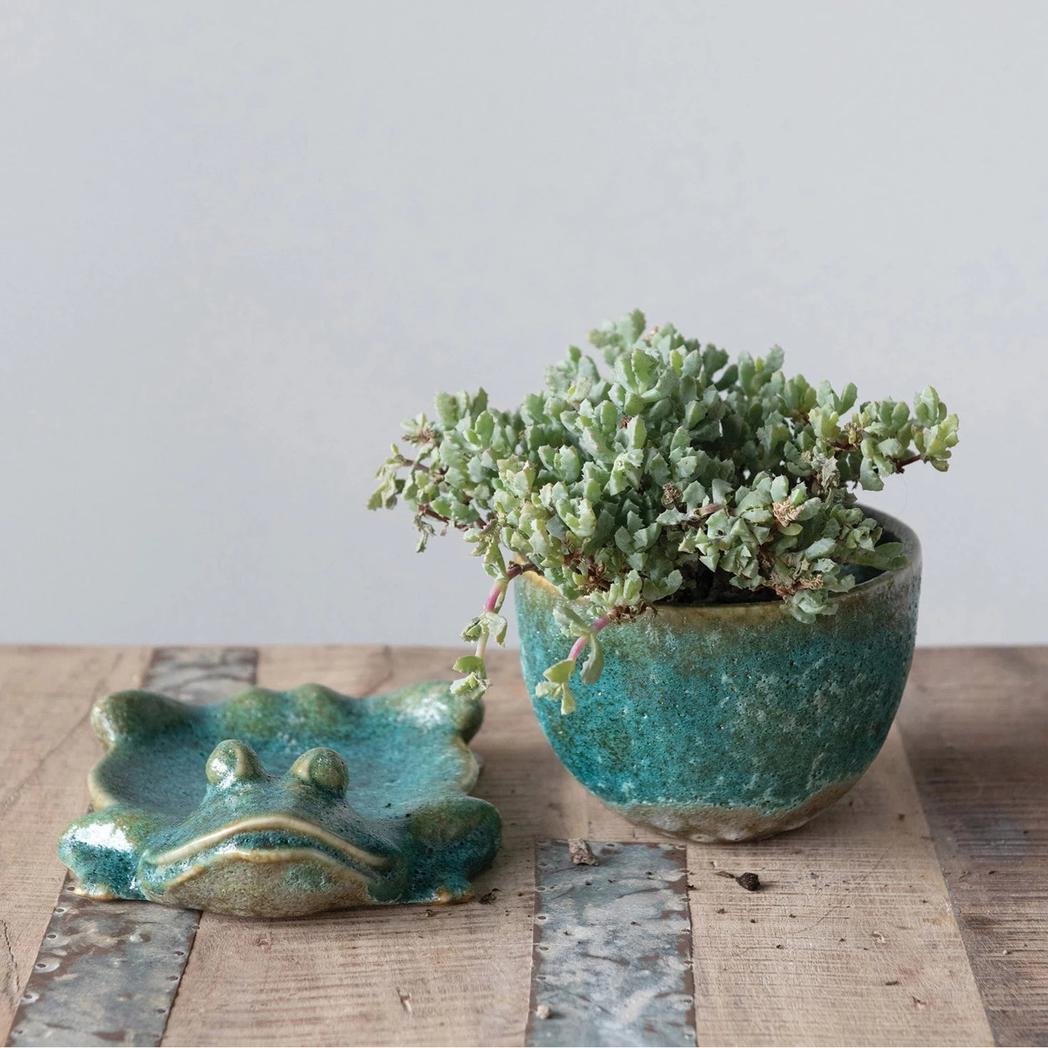 Stoneware Planter with Frog Base, Set of 2