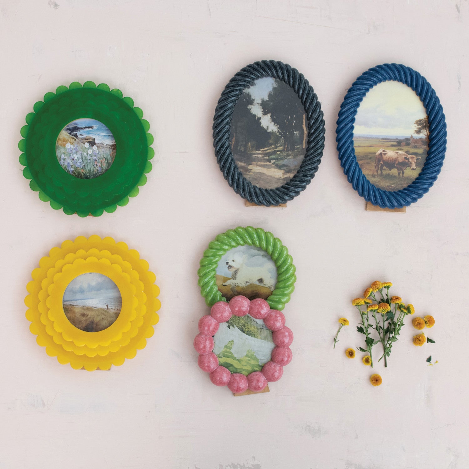Round Resin Scalloped Photo Frame
